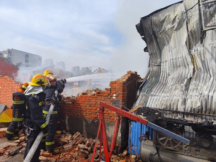 長(zhǎng)興路銀河路一汽修廠發(fā)生火情 火勢(shì)已經(jīng)控制無(wú)人員傷亡